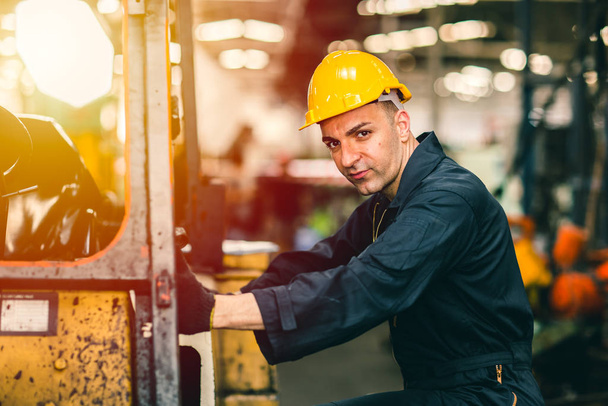 Портрет працівника кавказької фабрики красунчик з безпечним одягом і жовтим шоломом.. - Фото, зображення