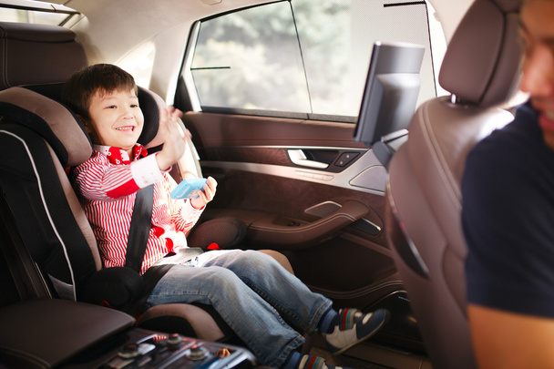 Siège de voiture de luxe pour bébé pour la sécurité avec enfant heureux
 - Photo, image