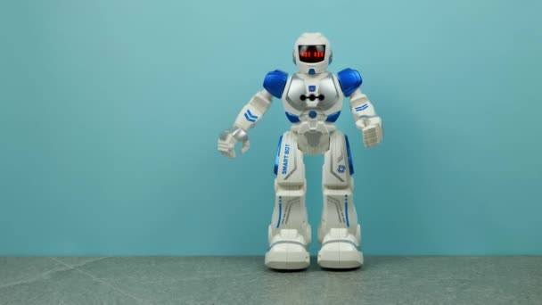 λευκό με μπλε αυτοκόλλητα ρομπότ σε μπλε φόντο. - Πλάνα, βίντεο