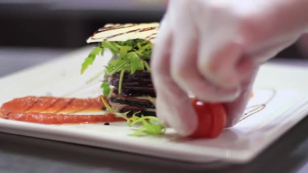 Lasanha de berinjela decorada restaurante vegetariano culinária alimentar
 - Filmagem, Vídeo