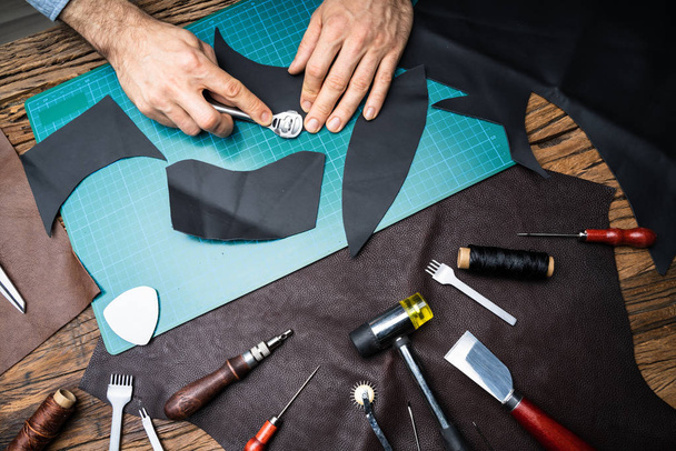 Shoemaker Working With Leather At Tailoring Workshop - Valokuva, kuva