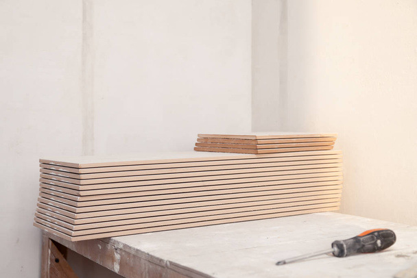 Λευκά πλακίδια στοιβάζονται σε ξύλινες σκαλωσιές οριζόντια - Φωτογραφία, εικόνα
