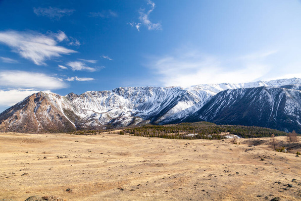 Met sneeuw bedekte bergtop, gletsjer tegen blauwe lucht - Foto, afbeelding