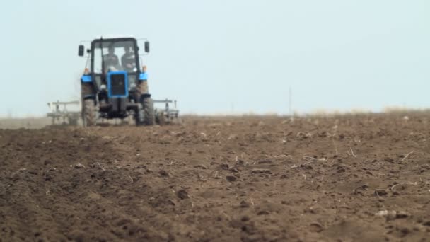 トラクターの農地で働く - 映像、動画
