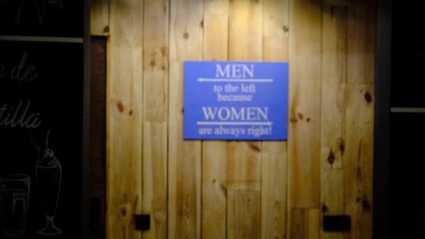 トイレの碑文。左側の男性のため。女性は常に正しい。名前プレートポインタ。男性と女性の違い。4K - 映像、動画