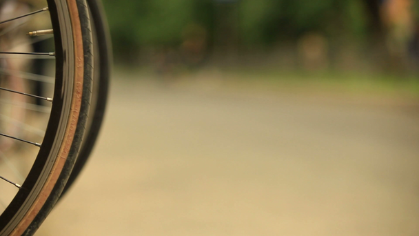 kole závodníci po sobě na ulici města - Záběry, video