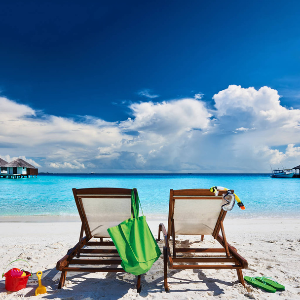 Praia tropical com espreguiçadeiras nas Maldivas
 - Foto, Imagem