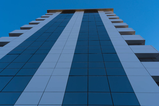 Veduta della facciata vetrata di un condominio residenziale nella città di Santa Maria, RS, Brasile
. - Foto, immagini