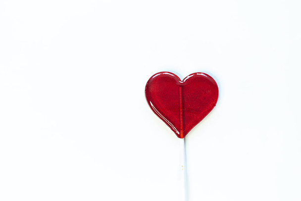 červené srdce ve tvaru lízátka izolované na bílém pozadí - Fotografie, Obrázek