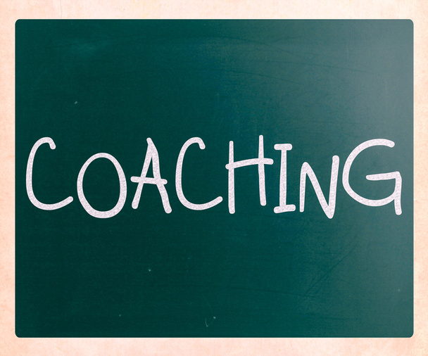 "Coaching "handgeschreven met wit krijt op een Blackboard - Foto, afbeelding