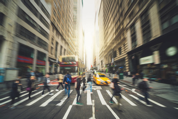 Затьмарений натовп невпізнаваних ділових людей, які ходять по перехресті Зебри в години пік робочий день, Нью-Йорк, США, розмитий бізнес і люди, спосіб життя і дозвілля Пішохода концепція - Фото, зображення