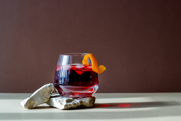 Negroni cocktail. Bitter, gin, vermouth ice Bar Recipes Alcoholic beverages - Фото, изображение