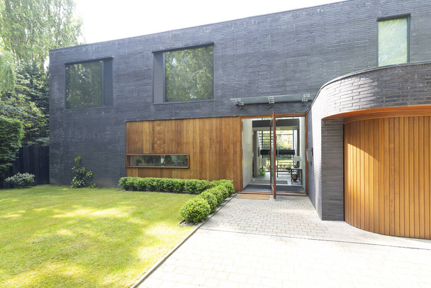 Moderna casa exterior con ladrillo y madera
 - Foto, imagen