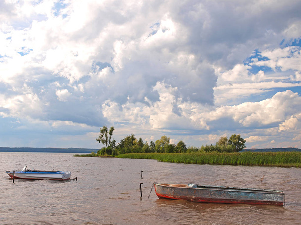 River Bay. Beautiful sky with clouds. Fishing boats. Russian summer nature. Russia, Ural, Perm region - Fotografie, Obrázek