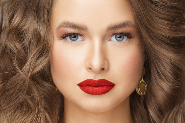 Портрет привлекательной молодой леди с ярким макияжем
 - Фото, изображение
