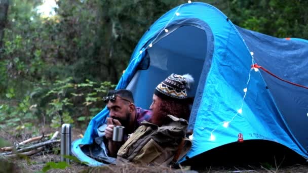 romantyczna para odpoczywająca w namiocie kempingowym z herbatą - Materiał filmowy, wideo