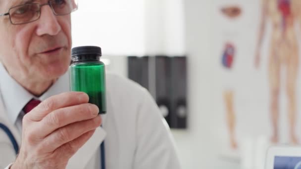 Handheld weergave van de arts aanbevelen van vitaminen aan de patiënt. Opgenomen met RED helium camera in 8K  - Video