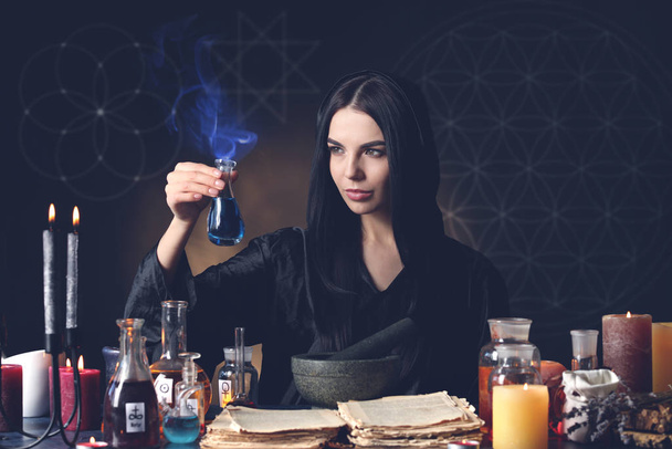 Női alkimista főzet a sötét háttér - Fotó, kép