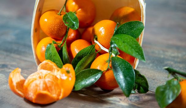 vynikající mandarinky na dřevěném pozadí - Fotografie, Obrázek