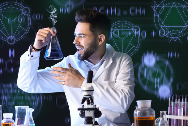 Сумасшедший алхимик с зельями в лаборатории
 - Фото, изображение