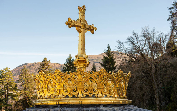 Corona dorata della Basilica di Lourdes, Francia
 - Foto, immagini
