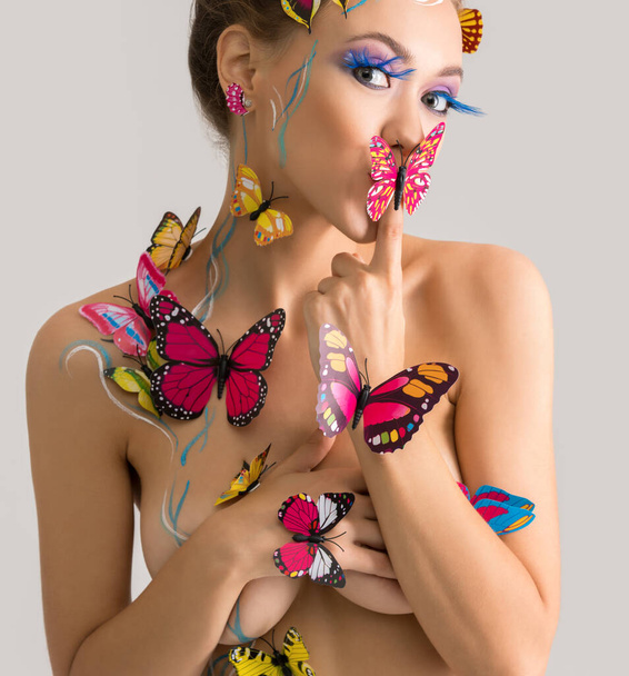 Bodyart. Pretty nude girl posing with butterflies - Foto, Bild