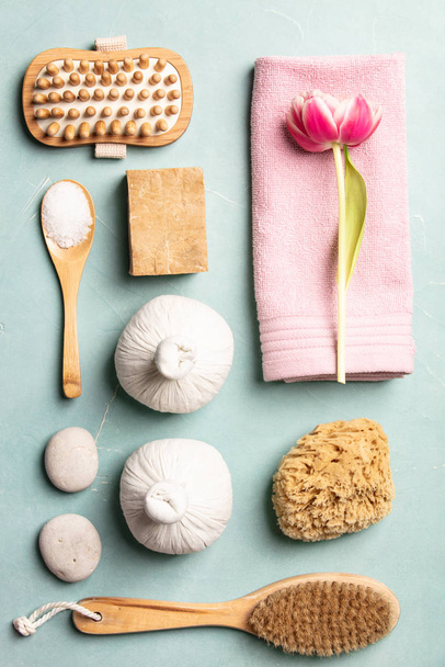 Flat lay of spa treatment set with pink flowers - Fotoğraf, Görsel