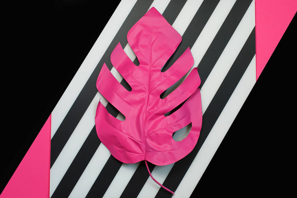 Розовый тропический лист пальмы монстра на цветном фоне. концепция моды. минимализм. Летняя концепция. Концептуальное искусство. Плоский, вид сверху
, - Фото, изображение