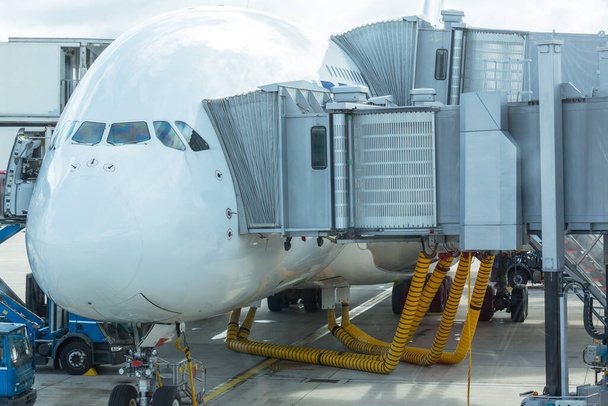 Літаки в аеропорту посадкового обладнання з електропостачанням на парковці аеропорту. Тема перевезення
 - Фото, зображення