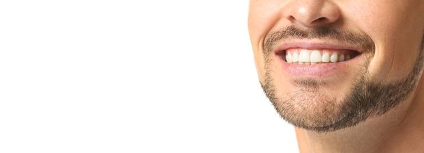 Hombre guapo con dientes sanos sobre fondo blanco con espacio para el texto
 - Foto, Imagen