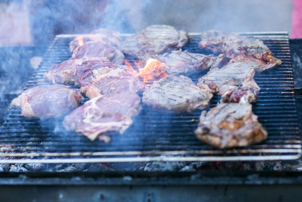 bistecca di rampa Una fiamma di bistecca di filetto superiore cotta su un barbecue, profondità di campo poco profonda
 - Foto, immagini