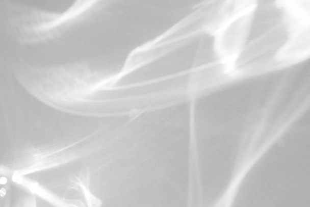 Efecto de superposición de textura de agua para fotos y maquetas. Sombra diagonal de gota orgánica y efecto cáustico ligero en una pared blanca
. - Foto, Imagen