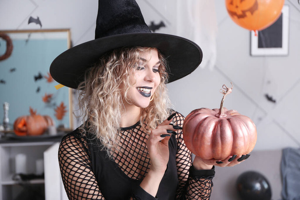 Piękna kobieta przebrana za czarownicę na Halloween w domu - Zdjęcie, obraz