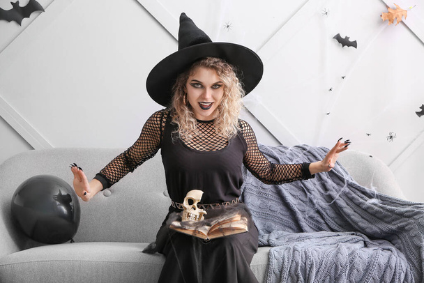 Gyönyörű nő öltözött boszorkány Halloween otthon - Fotó, kép