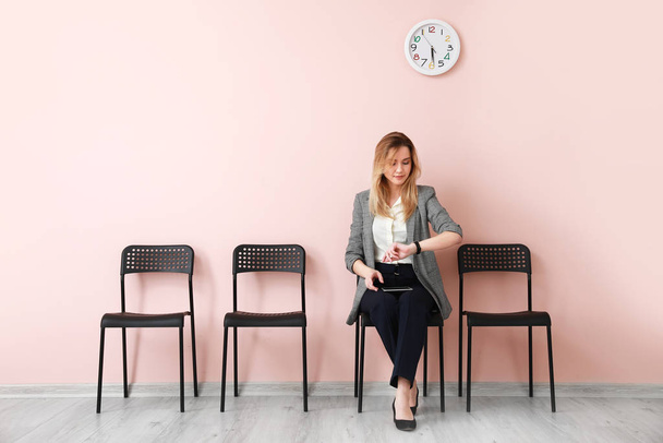 Mujer joven esperando entrevista de trabajo en el interior
 - Foto, Imagen