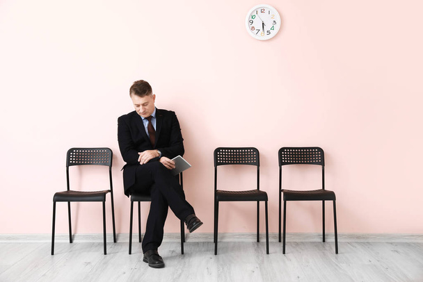 Hombre maduro esperando entrevista de trabajo en el interior
 - Foto, Imagen