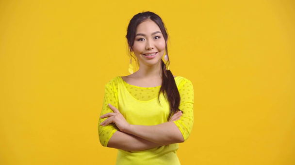 feliz kazakh chica mostrando pulgar hacia arriba aislado en amarillo
  - Metraje, vídeo