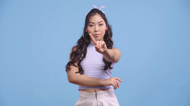 disgustado chica asiática mostrando ningún gesto aislado en azul
 - Metraje, vídeo