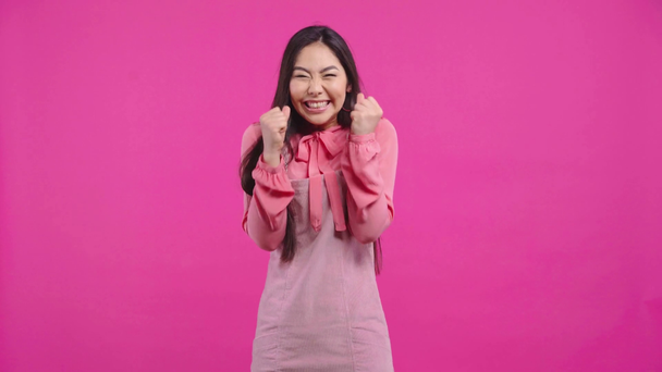 opgewonden aziatisch meisje gebaar geïsoleerd op roze  - Video