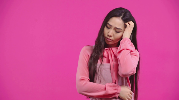 αναστατωμένος Kazakh κορίτσι στέκεται με σταυρωμένα χέρια απομονώνονται σε ροζ  - Πλάνα, βίντεο