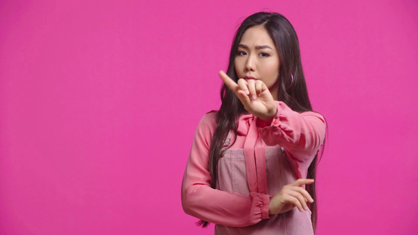 menina kazakh descontente mostrando nenhum gesto isolado em rosa
  - Filmagem, Vídeo