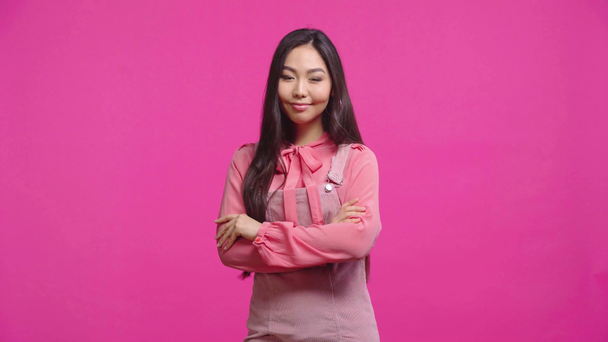 Kazakh κορίτσι με σταυρωμένα χέρια δείχνει τον αντίχειρα επάνω απομονωμένο σε ροζ  - Πλάνα, βίντεο