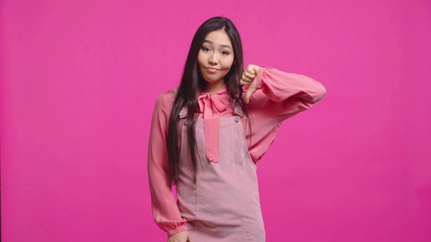 ontevreden kazachs meisje tonen duim naar beneden geïsoleerd op roze  - Video