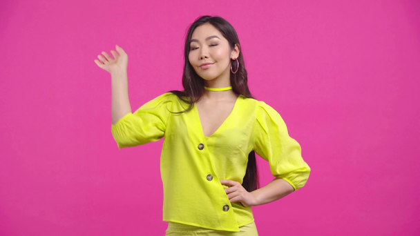 atraktivní asijské dívka zip ústa izolované na růžové  - Záběry, video