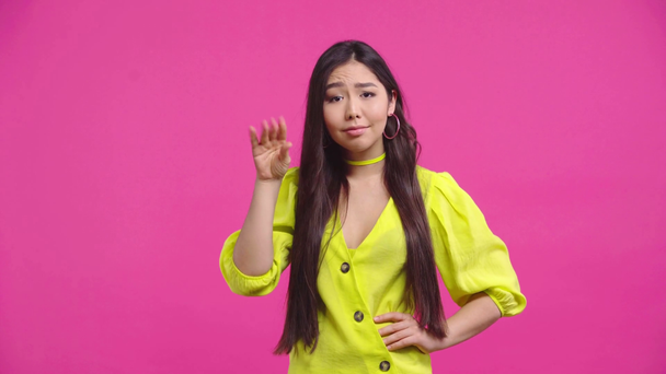bonito kazakh menina mostrando blá blá blá gesto isolado no rosa
  - Filmagem, Vídeo