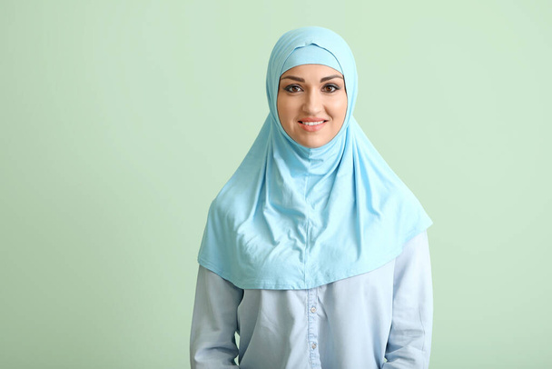 Schöne arabische Frau auf farbigem Hintergrund - Foto, Bild