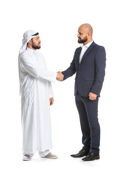 Arabi mies ja hänen liikekumppaninsa kättelee valkoisella taustalla
 - Valokuva, kuva