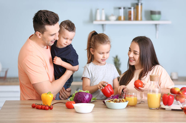 Молода сім'я готує разом на кухні
 - Фото, зображення