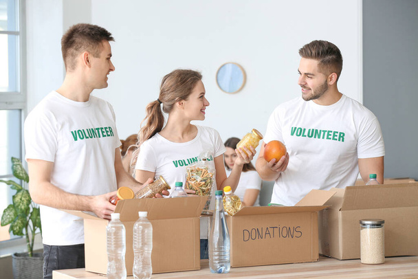 Ομάδα εθελοντών με προϊόντα σε εσωτερικούς χώρους - Φωτογραφία, εικόνα
