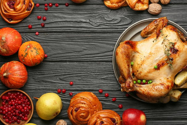 木製テーブルの上でおいしい焼き七面鳥と感謝祭の日のための異なる食品で作られたフレーム - 写真・画像